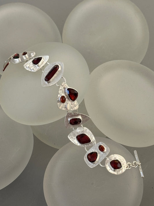 GARNET FREEFORM STERLING SILVER BRACELET WITH TOGGLE CLASP NM633B