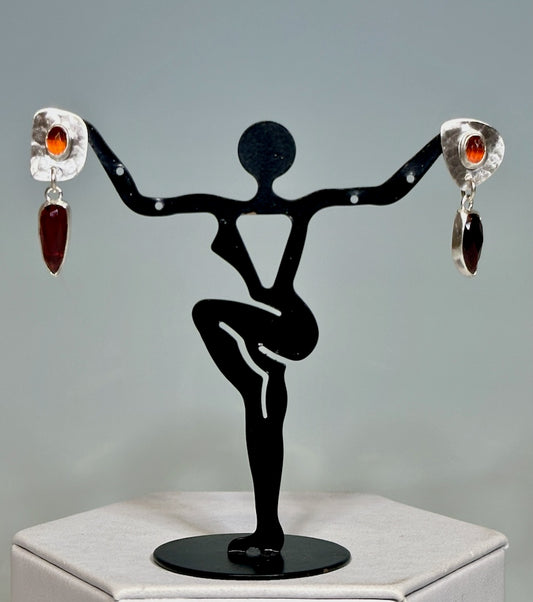 GARNET AND STERLING SILER POST EARRINGS NM634E