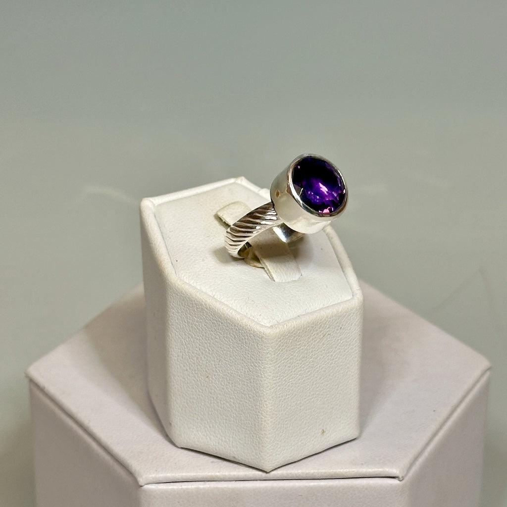 ROUND AMETHYST STERLING SILVER BAND RING NM648R