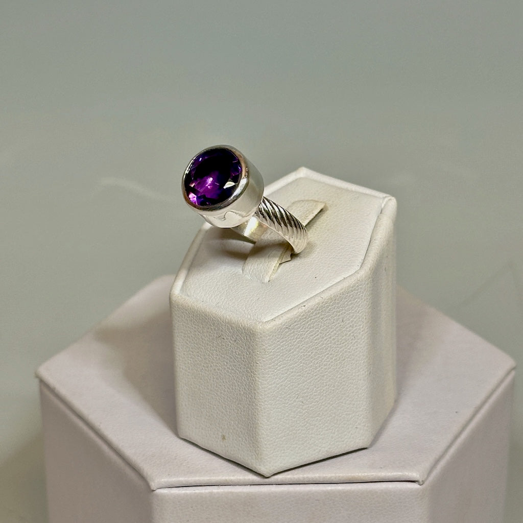 ROUND AMETHYST STERLING SILVER BAND RING NM648R