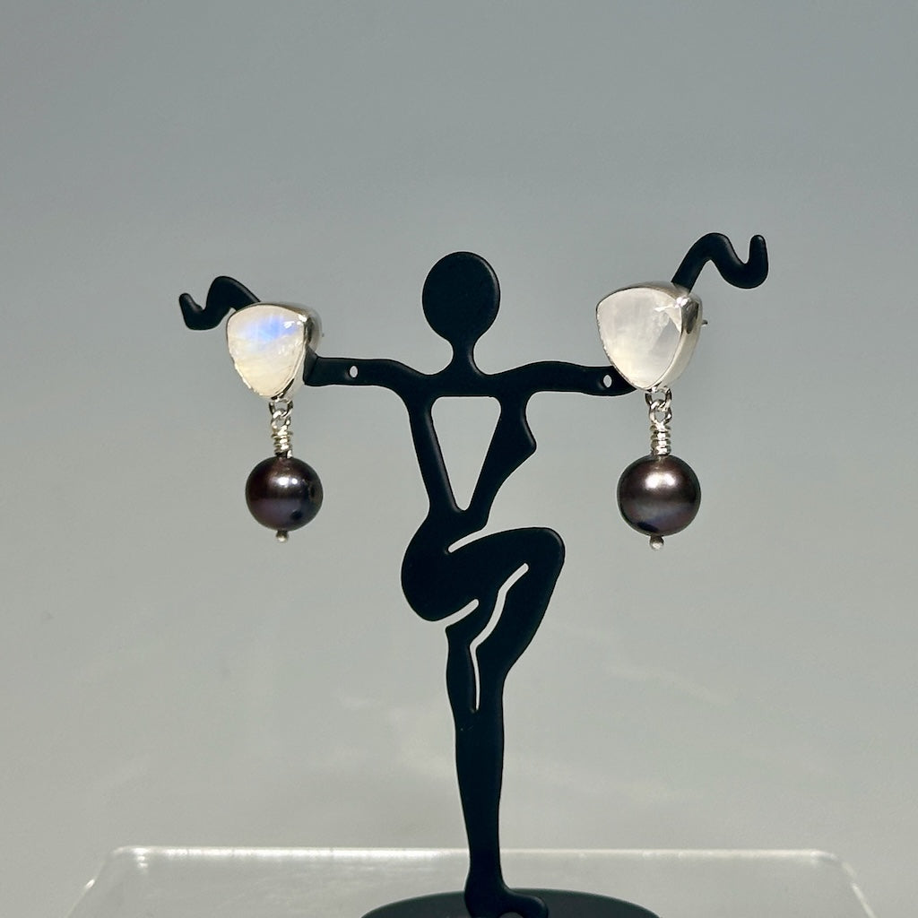 MOONSTONE AND BLACK PEARL EARRINGS NM657E