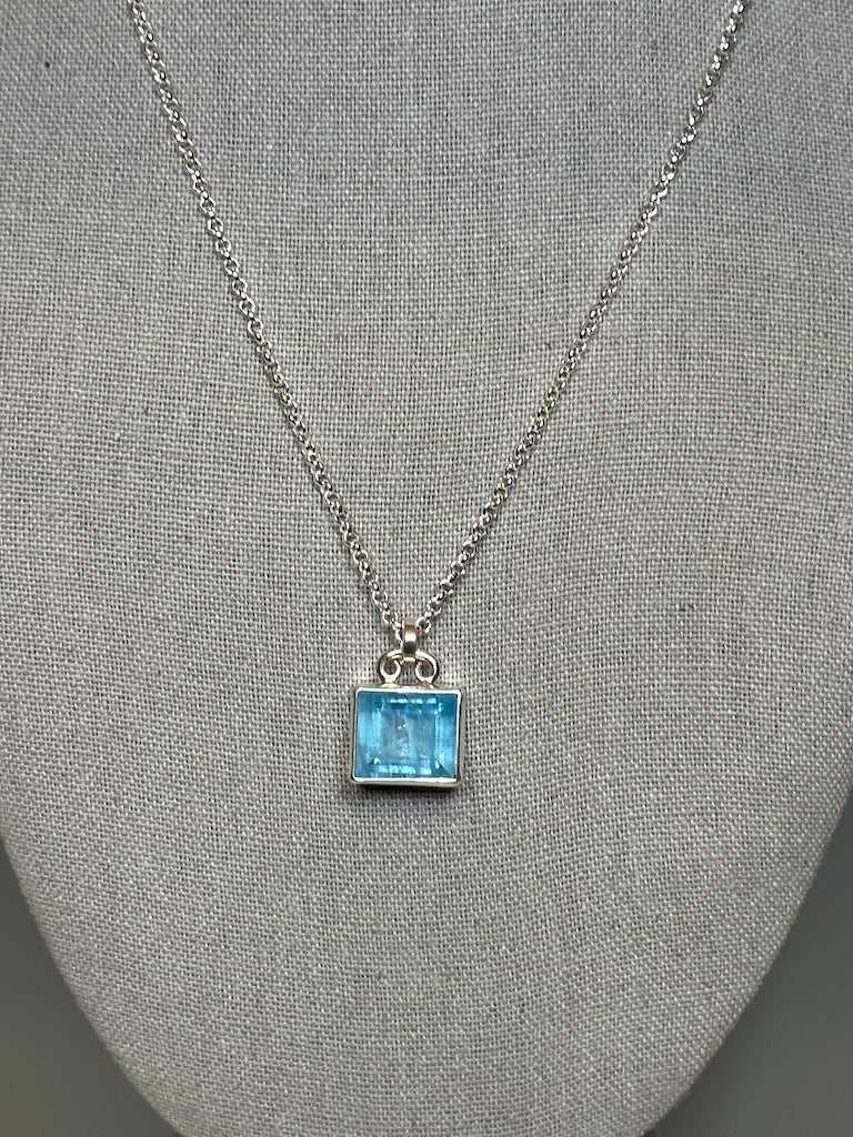 AQUAMARINE STERLING SILVER NECKLACE - NM674N