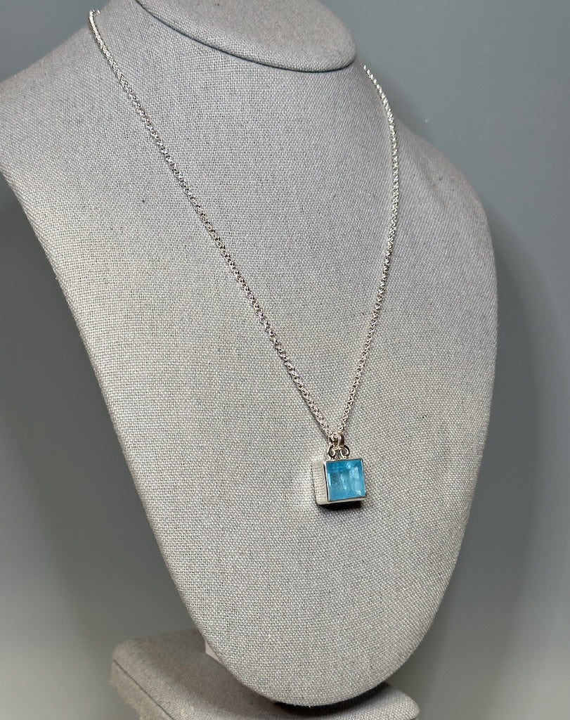 AQUAMARINE STERLING SILVER NECKLACE - NM674N