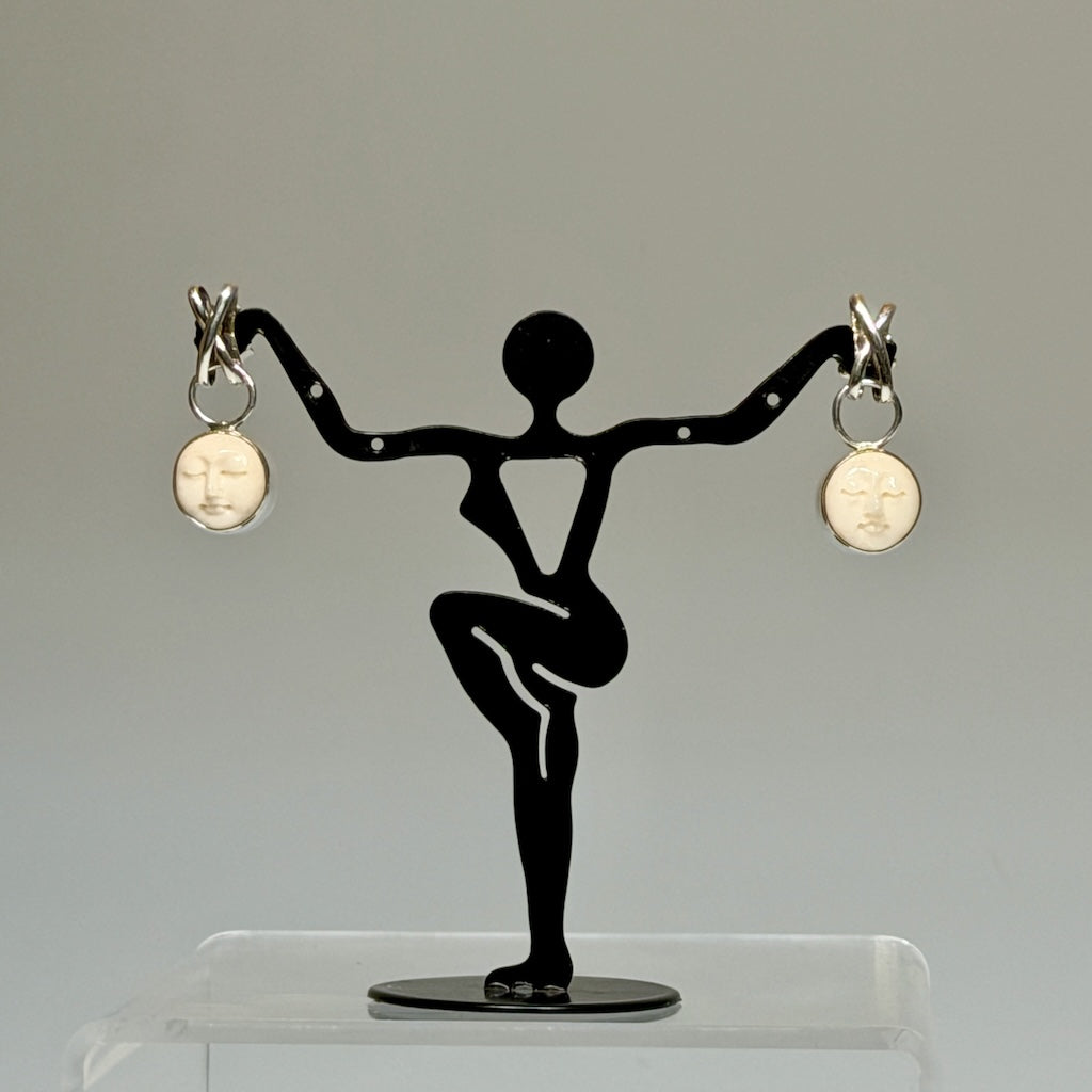 ONYX AND CARVED BONE REVERSIBLE EARRINGS NM687E