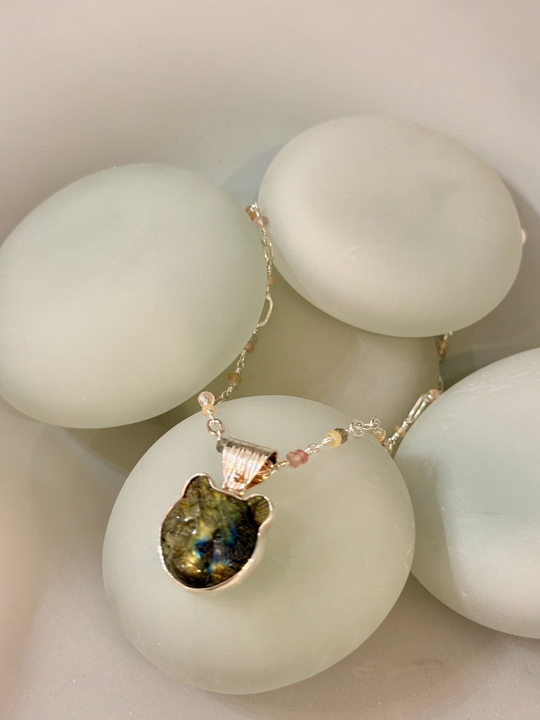 LABRADORITE BEAR WITH HANDMADE SAPPHIRE STERLING SILVER CHAIN NM719N