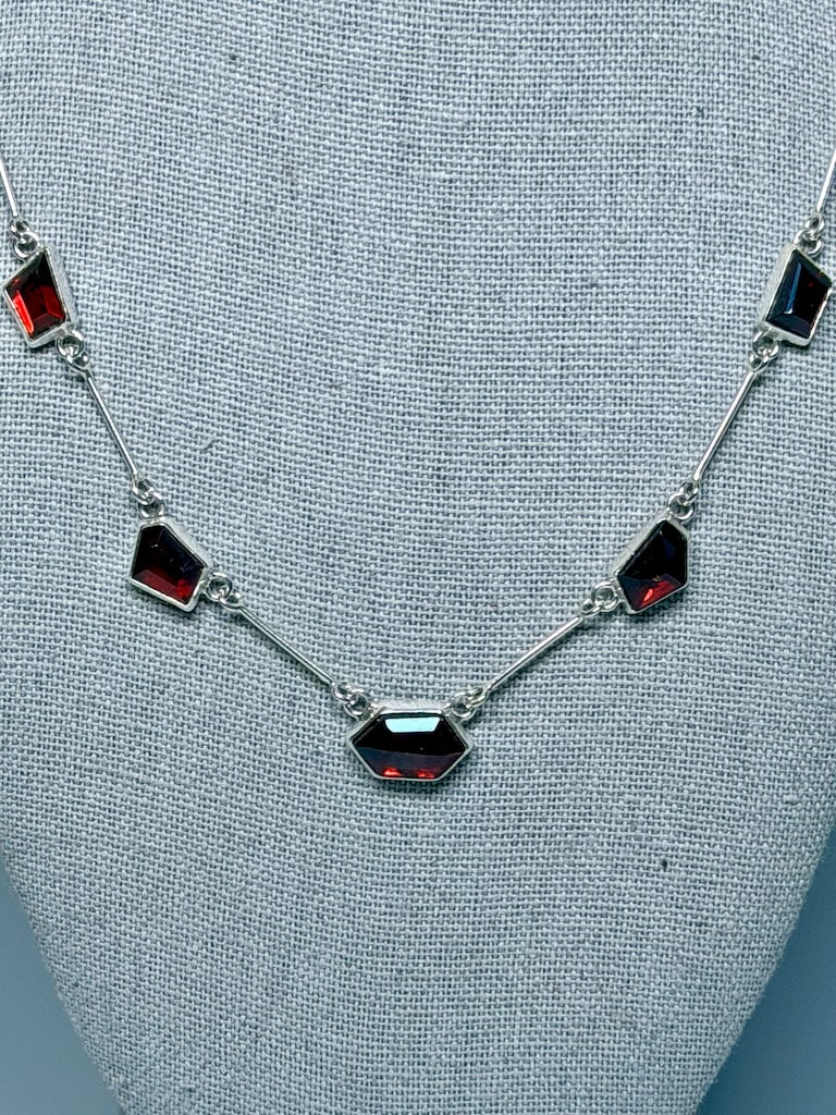 GARNET AND STERLING SILVER NECKLACE NM722N