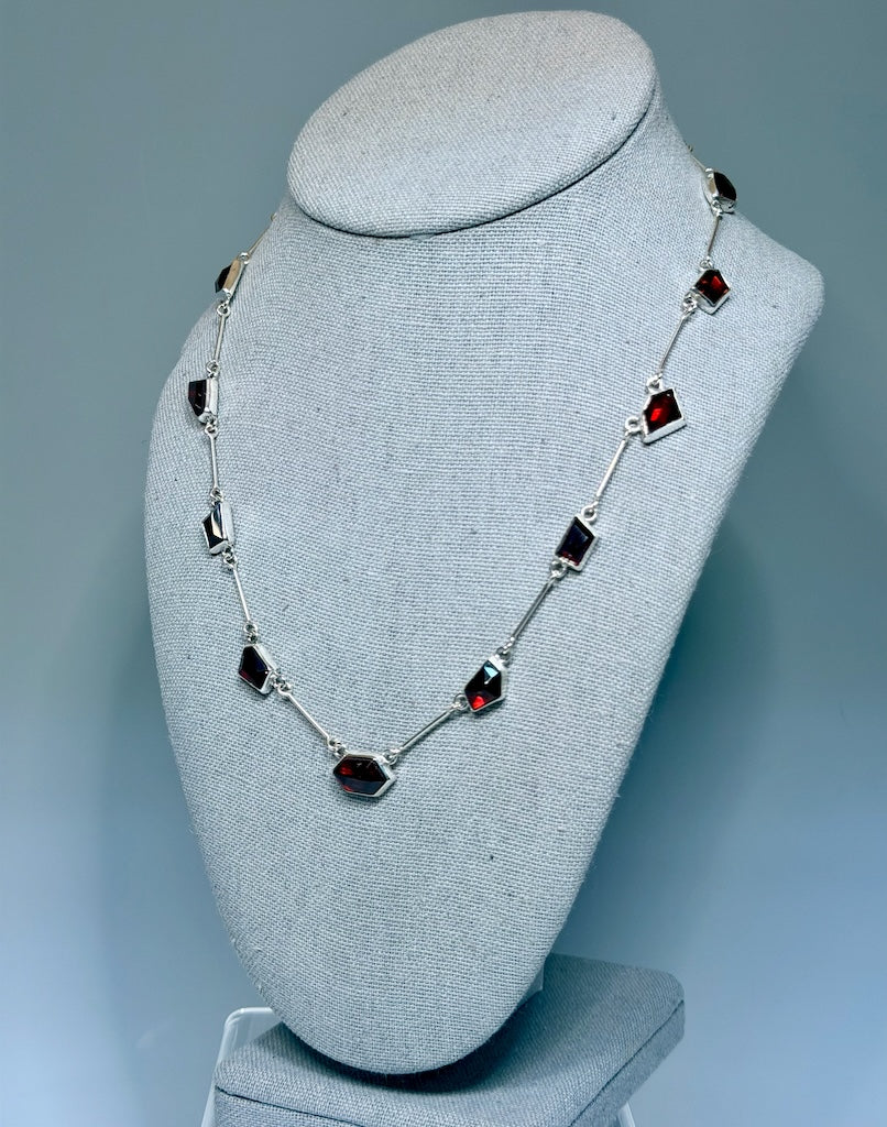 GARNET AND STERLING SILVER NECKLACE NM722N