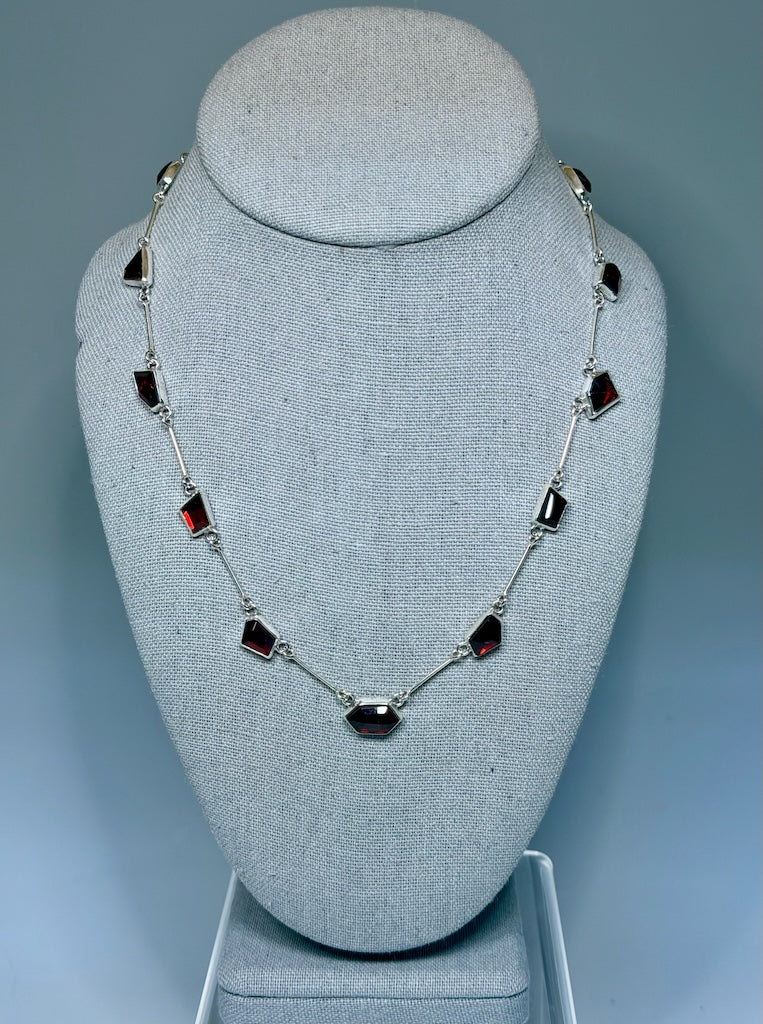 GARNET AND STERLING SILVER NECKLACE NM722N