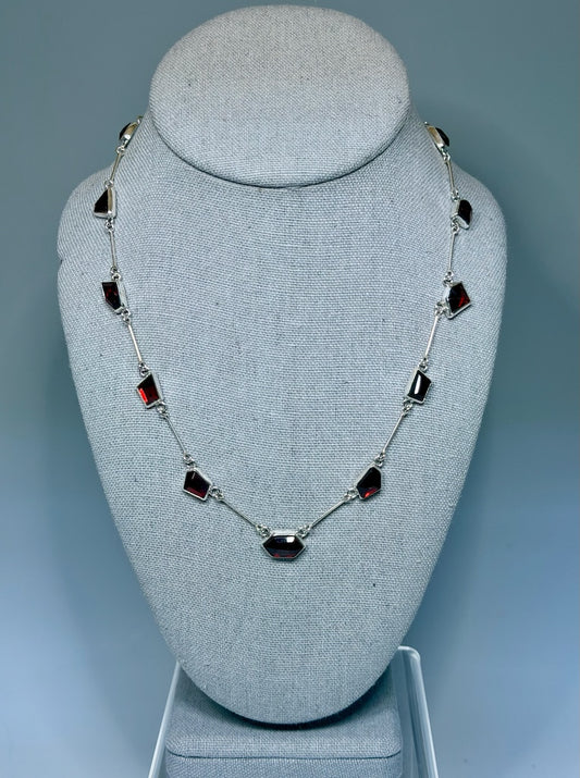 GARNET AND STERLING SILVER NECKLACE NM722N