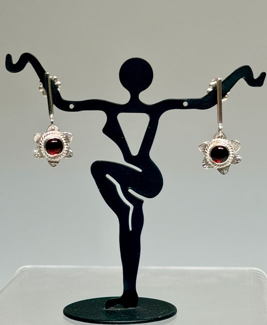 SMALL FLOWER GARNET EARRINGS NM729E