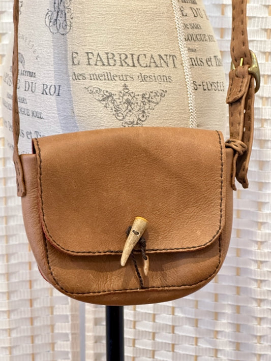 SOFT MEDIUM BROWN LEATHER ADJUSTABLE CROSSBODY BAG WITH ANTLER BUTTON PB128