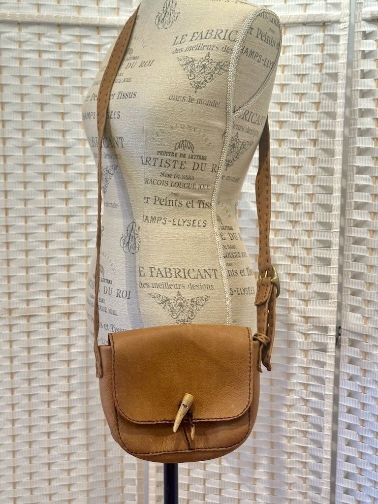 SOFT MEDIUM BROWN LEATHER ADJUSTABLE CROSSBODY BAG WITH ANTLER BUTTON PB128