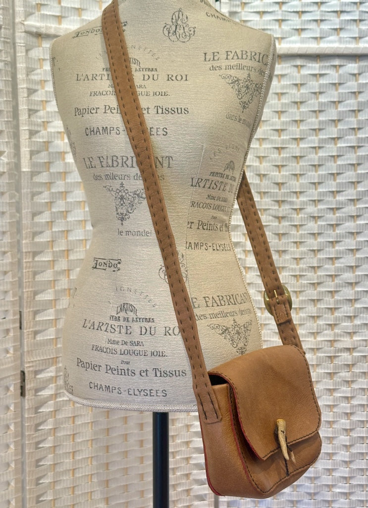 SOFT MEDIUM BROWN LEATHER ADJUSTABLE CROSSBODY BAG WITH ANTLER BUTTON PB128