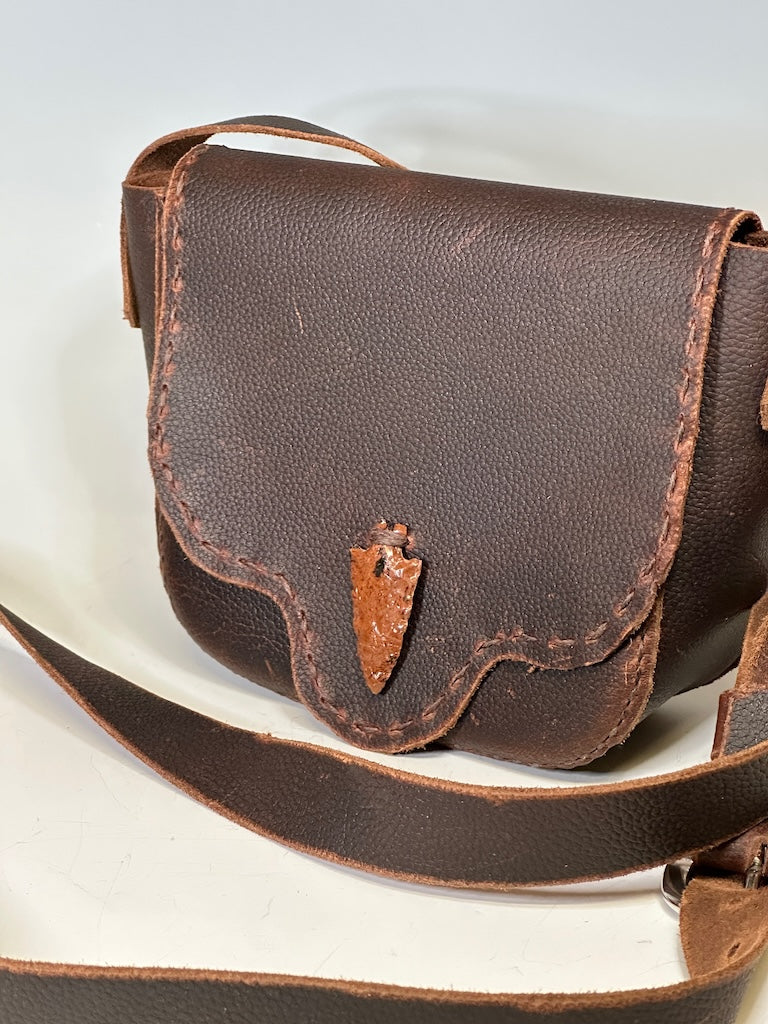 SMALL BROWN LEATHER ADJUSTABLE CROSSBODY BAG WITH ARROWHEAD BUTTON PB130