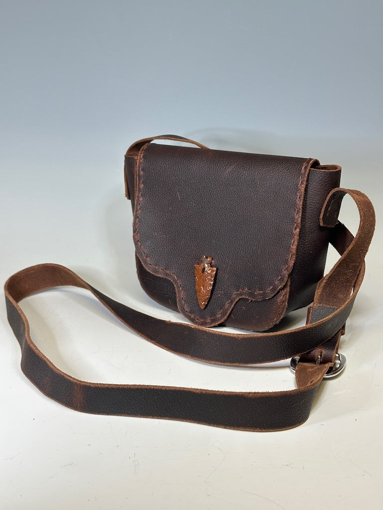 SMALL BROWN LEATHER ADJUSTABLE CROSSBODY BAG WITH ARROWHEAD BUTTON PB130