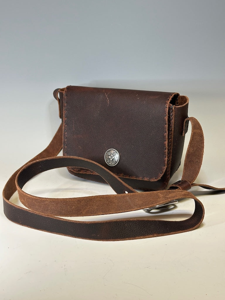 SMALL BROWN LEATHER ADJUSTABLE CROSSBODY BAG WITH SILVER BUTTON PB131