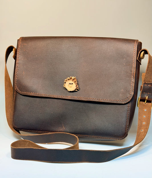 HAND STITCHED BROWN LEATHER COMPUTER SATCHEL WITH CARVED ANTLER BUTTONS PB133