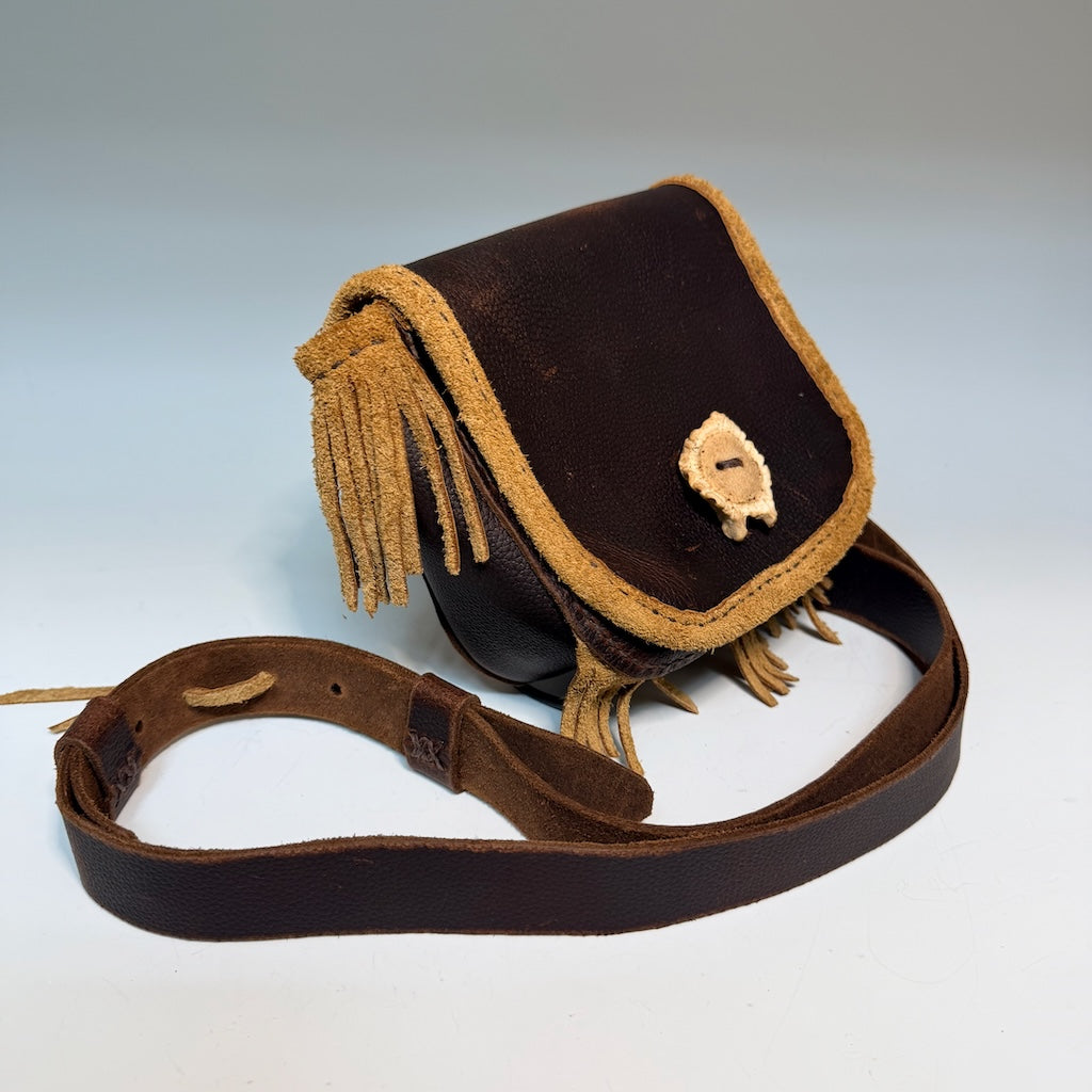 SMALL BROWN LEATHER ADJUSTABLE CROSSBODY BAG WITH ANTLER BUTTON PB134