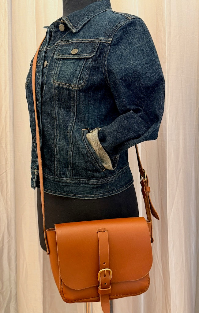 SMALL BROWN LEATHER FLAP OVER CROSS BODY BAG WITH BRASS DETAIL CLOSURE PB135