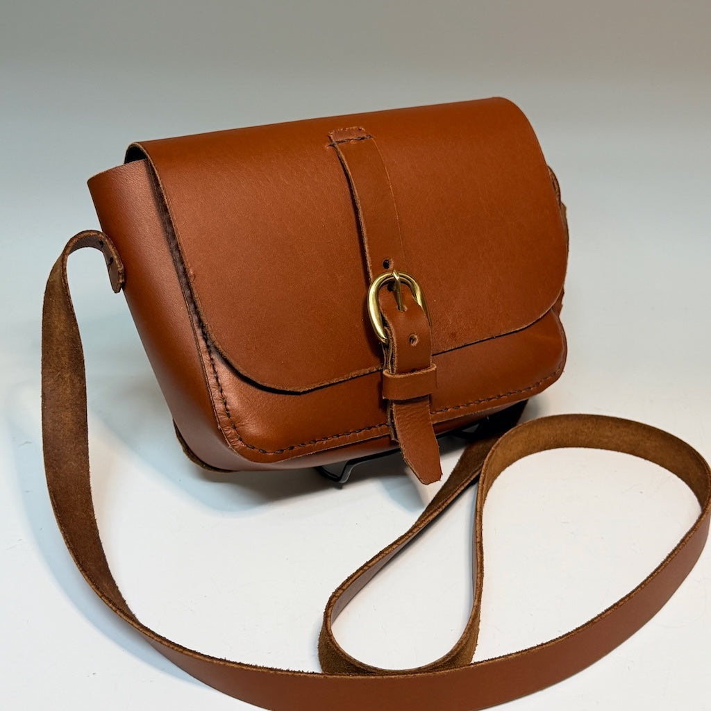 SMALL BROWN LEATHER FLAP OVER CROSS BODY BAG WITH BRASS DETAIL CLOSURE PB135