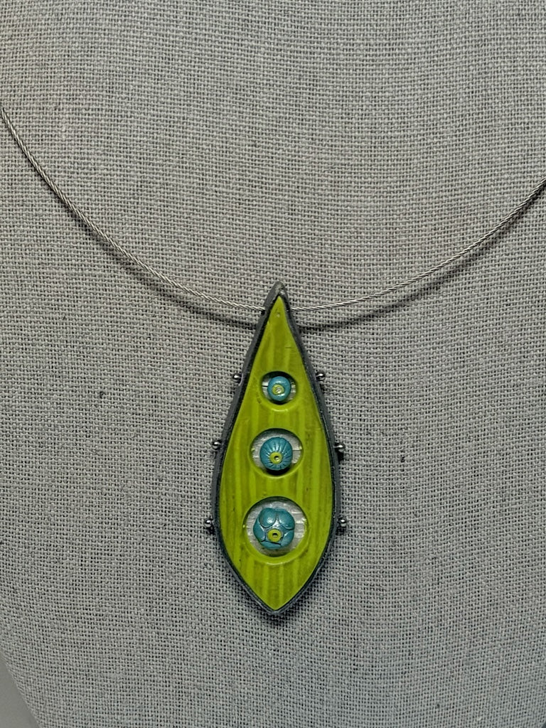 PETAL SHAPED PENDANT WITH METAL BALL ACCENTS PCN901