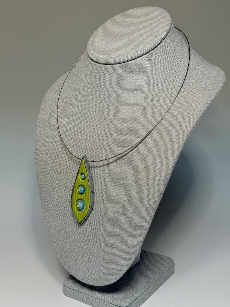 PETAL SHAPED PENDANT WITH METAL BALL ACCENTS PCN901