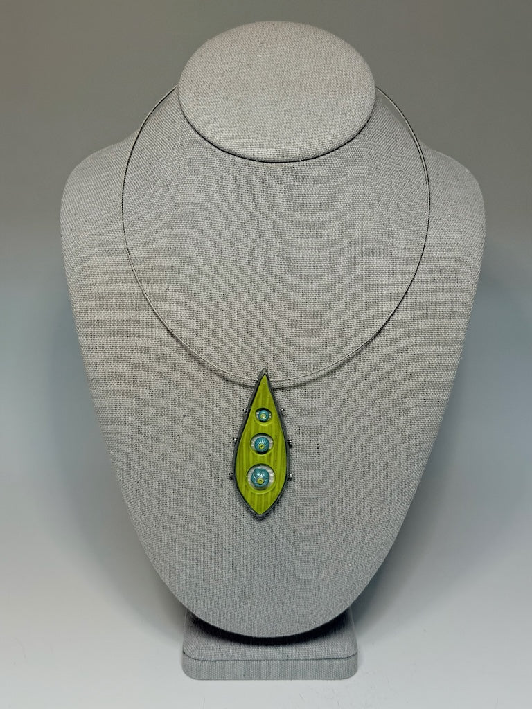 PETAL SHAPED PENDANT WITH METAL BALL ACCENTS PCN901