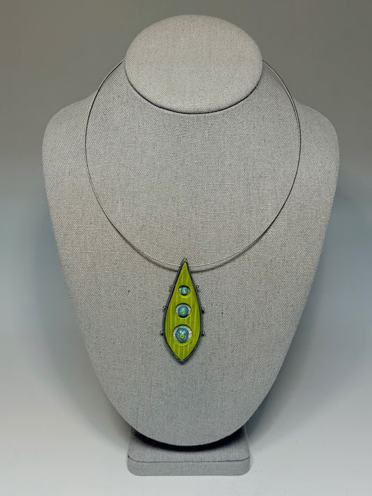 PETAL SHAPED PENDANT WITH METAL BALL ACCENTS PCN901