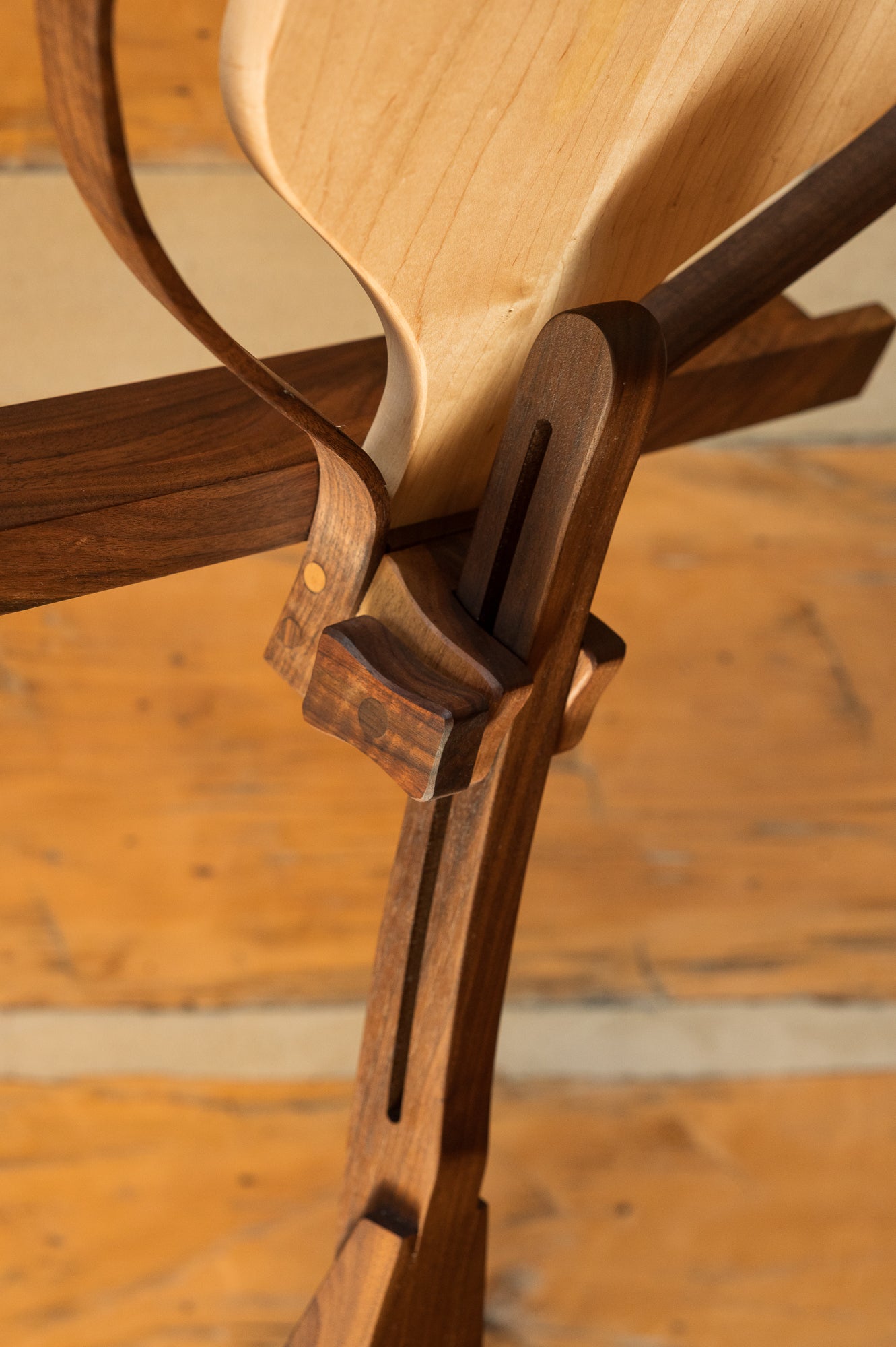 WALNUT HEART MUSIC STAND