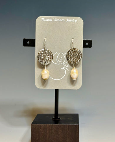 DIMPLED STERLING SILVER EARRINGS WITH PEARL E3097