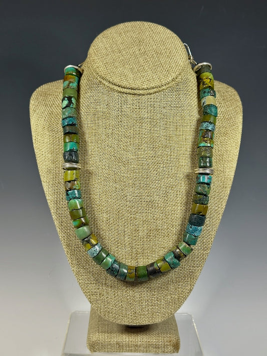 TURQUOISE BEAD NECKLACE WITH SILVER DISCS WK110