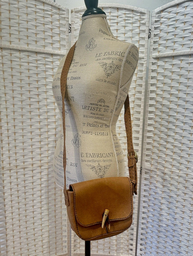 SOFT MEDIUM BROWN LEATHER ADJUSTABLE CROSSBODY BAG WITH ANTLER BUTTON PB128