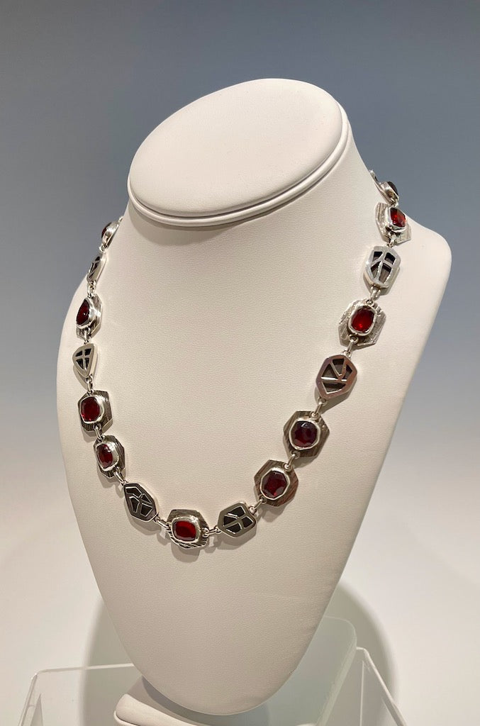 FACETED GARNET AND HOLLOW FORM STERLING SILVER NECKLACE NM372N