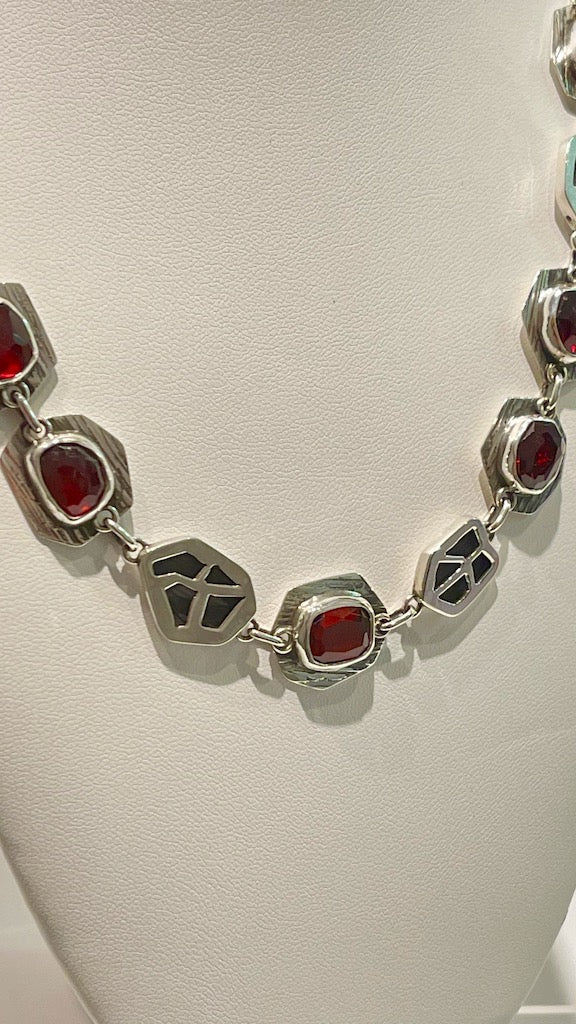 FACETED GARNET AND HOLLOW FORM STERLING SILVER NECKLACE NM372N