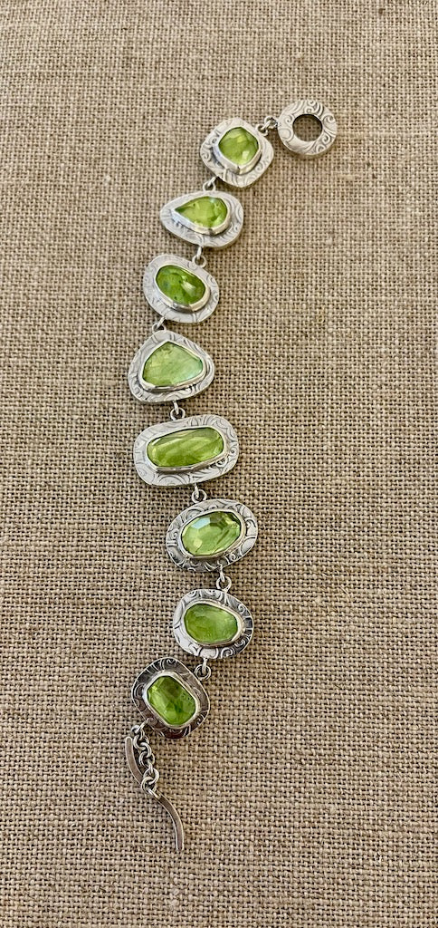 PERIDOT HOLLOW FORM  Bracelet NM373B