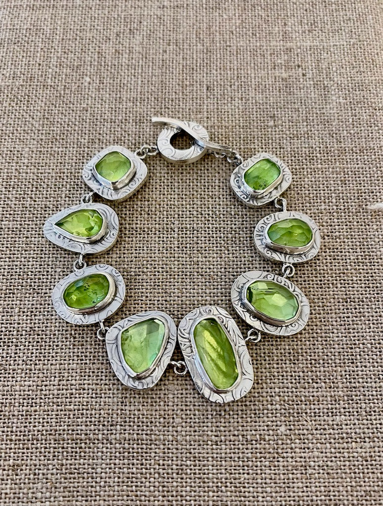 PERIDOT HOLLOW FORM  Bracelet NM373B