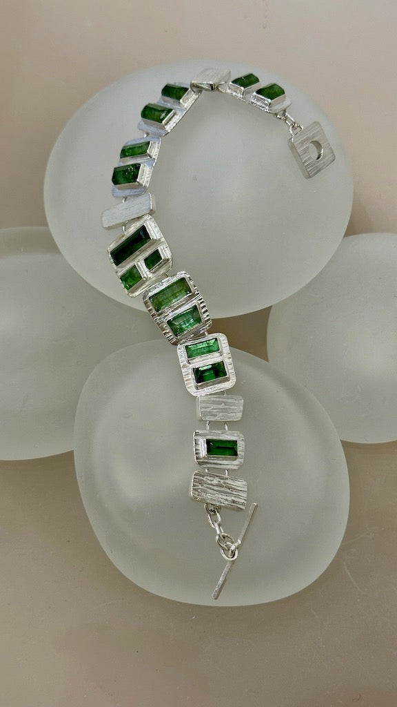 GREEN TOURMALINE HOLLOW FORM BRACELET NM450B