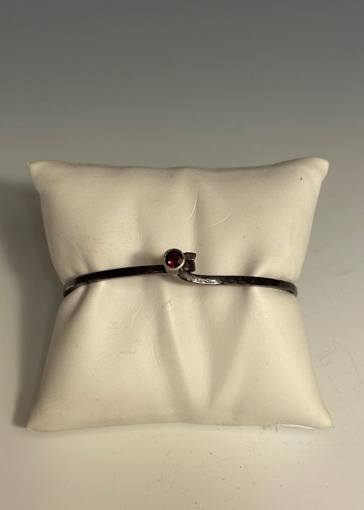 OXIDIZED STERLING SILVER BANGLE WITH GARNET NM455B